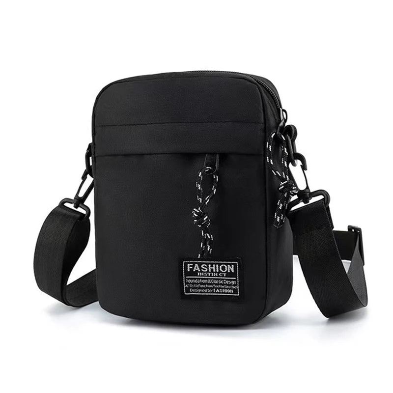 Men's bag, available in single shoulder or cross-body design, suitable for daily use during school. Made of nylon material.i