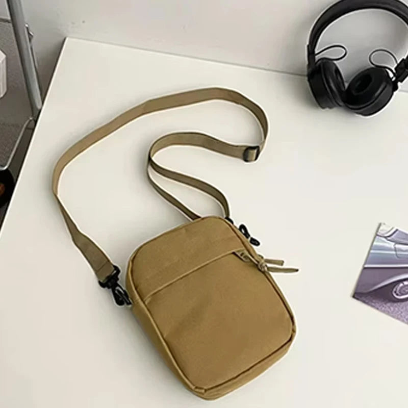 Men's bag, available in single shoulder or cross-body design, suitable for daily use during school. Made of nylon material.i