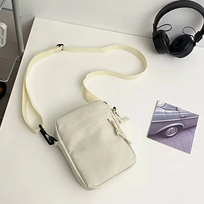 Men's bag, available in single shoulder or cross-body design, suitable for daily use during school. Made of nylon material.i