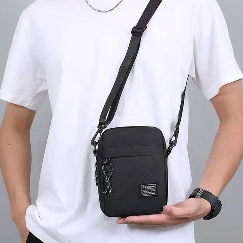 Men's bag, available in single shoulder or cross-body design, suitable for daily use during school. Made of nylon material.i