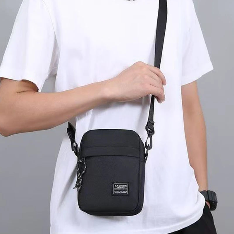Men's bag, available in single shoulder or cross-body design, suitable for daily use during school. Made of nylon material.i