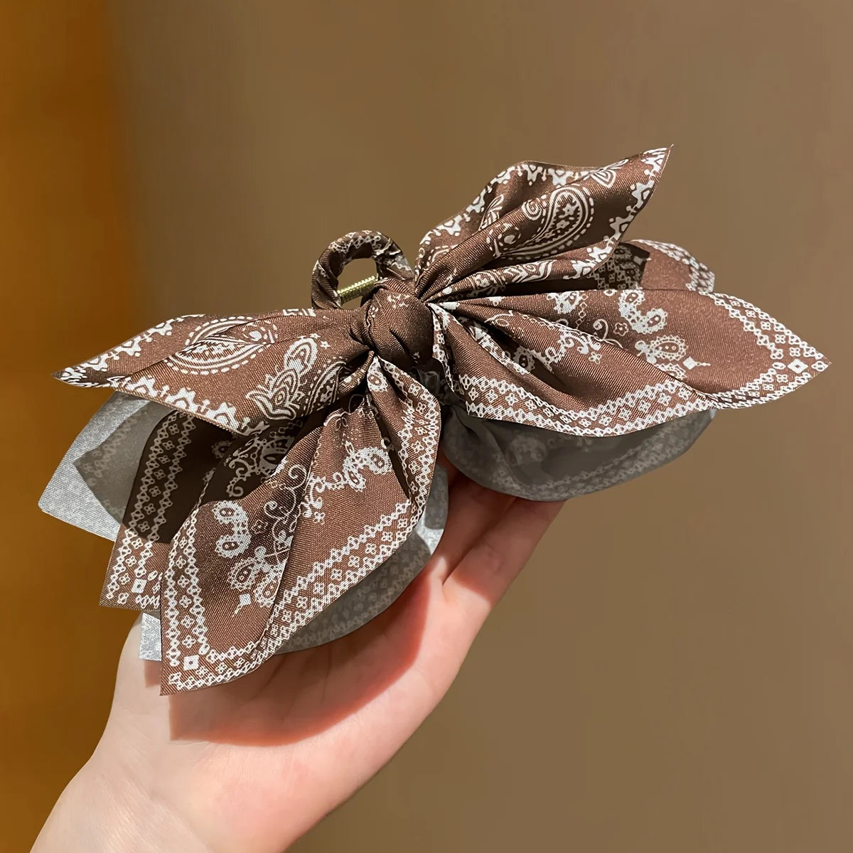 1Pcs Women's boho Style, Brown Cashew Flower Bow Hair Clip, High-End and Elegant Hair Clip, claw Clip Fashion ideal for a cowboy fancy dress or western country festival instead of a cowboy hat