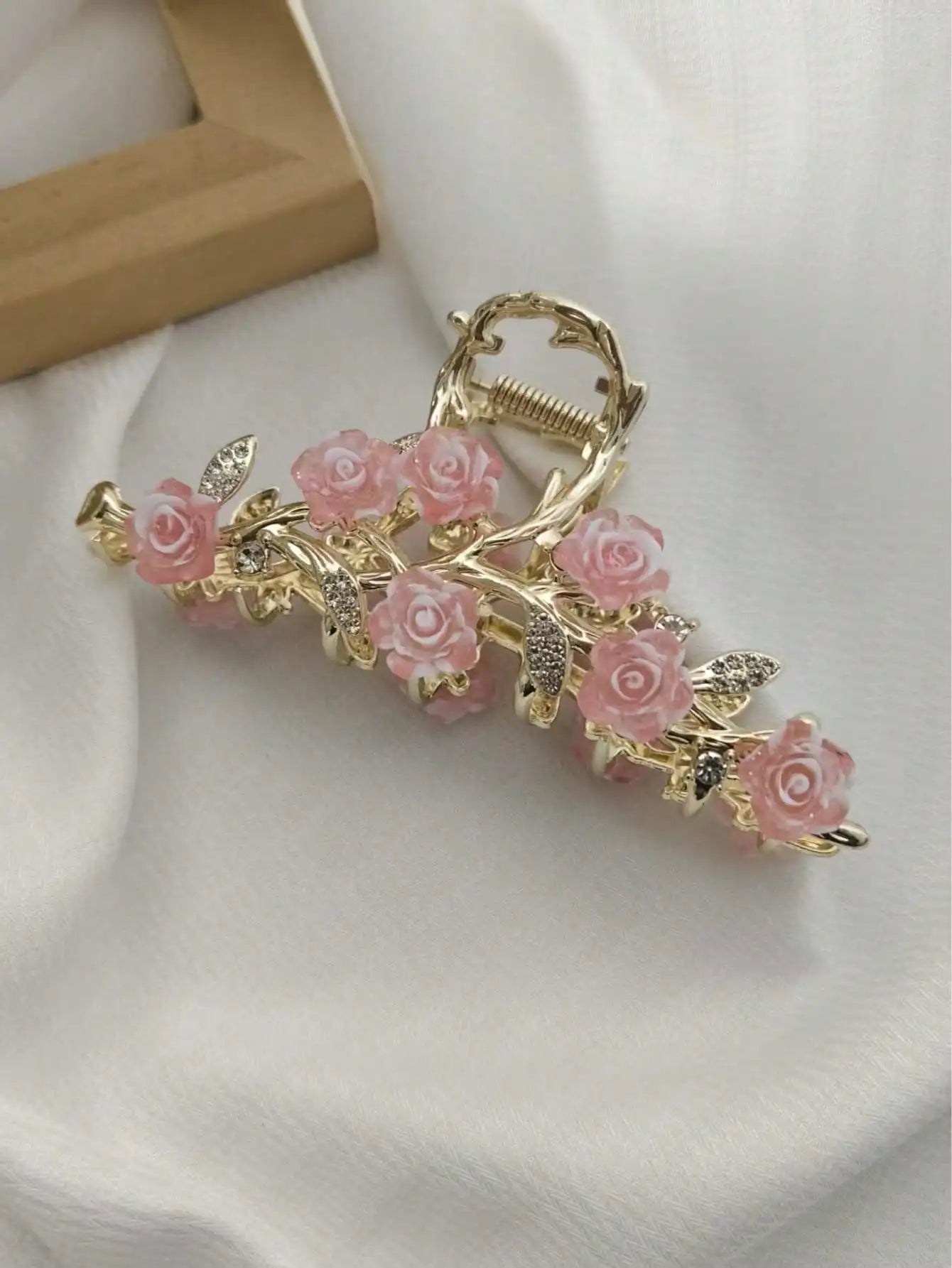 1Pcs Fashion Antique Roses Hair  metal Claw clip For Women Hair Accessories girls pretty       Holidays cruises party’s special  weddings