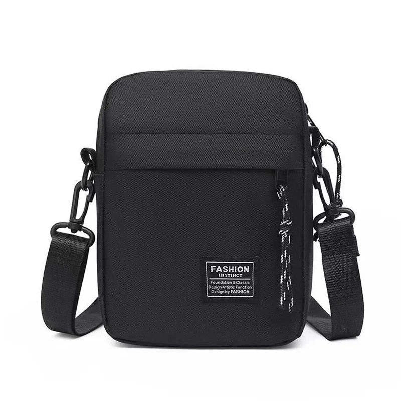 Men's bag, available in single shoulder or cross-body design, suitable for daily use during school. Made of nylon material.i