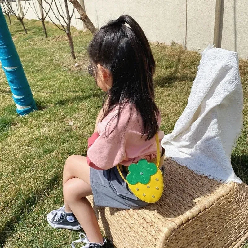 1 Pcs Children Small Bag Strawberry Crossbody Bag Cute Little Girl Zero Wallet Versatile Fashion Shoulder Bag Trend Kids Handbag